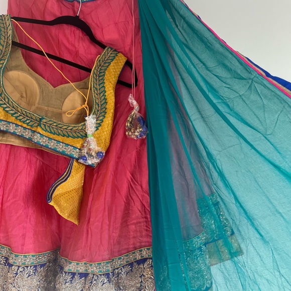 Gorgeous lengha / Chaniya choli / navratri / size would be 38lots of room2 open - Picture 2 of 2